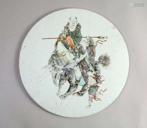 中国 - 民国时期 - 明国 (1912-1949) 多色、灰彩、金釉瓷盘，盘上有水牛伴神仙装饰。  直径26厘米。(裂痕、珐琅磨损)