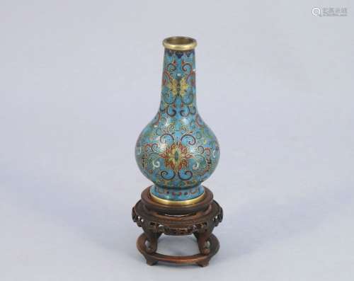 中国：  景泰蓝青铜小花瓶，木质底座。  高度12厘米。