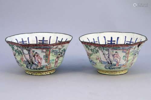 中国--19世纪  銅胎畫琺瑯碗兩件，內畫松樹、芭蕉樹下的文字、兒童，內壁飾壽字。   高9，直径17.2厘米。(缺乏珐琅质，修复)