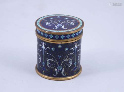 中国--20世纪  青铜和景泰蓝珐琅的圆柱形茶叶盒，蓝色螺旋形背景上有风格化的花朵装饰。  高8.5，直径8厘米。