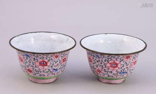 中国--19世纪  一对粉红色背景上有花纹装饰的多色金属切割器。   高6，直径10厘米。