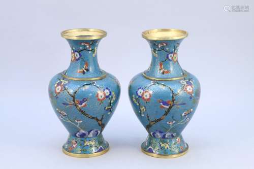 中国--1900年左右。  一对青铜和景泰蓝珐琅彩花鸟花瓶，绿松石背景，卍字纹饰。   高度，24厘米。(小碎片)