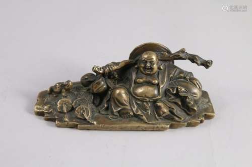 中国 - 现代。  BUDDHA坐在青铜器上，背着一根树枝。  高度6，宽度14.5厘米。  连接点：两个老人的皂石头。高度8.5厘米。