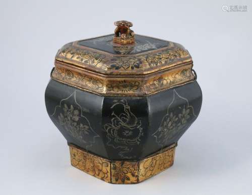 中国--19世纪  黑金漆平底锅盒，底层有花纹。盖子上有一只猎犬的图案。   高度26，宽度15厘米。