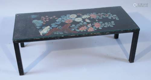 中国，科罗曼德的味道--20世纪。漆木长方形底桌，黑底花丛中的时髦鸟类装饰。在科罗曼德的漆器的味道中工作。    高39，宽110，深49.5厘米。(事故、遗失物品、原样)