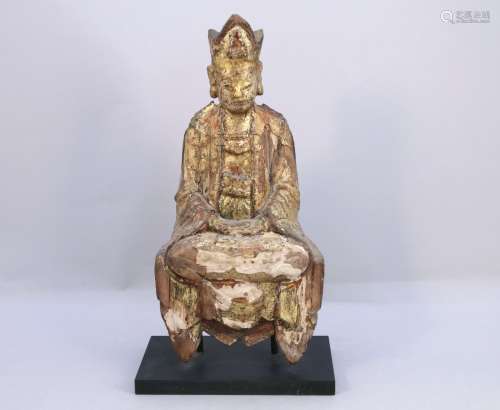 中国--明代。  BODHISATTVA，佛陀在他的头饰中的形象。在镀金的木头。  高度36厘米。(事故和故障)