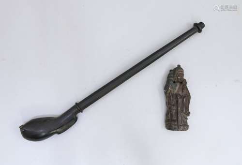中国--20世纪  木质的管子和皂石的站立人物。  管子：宽度34厘米。(事故)人物：身高。10厘米。
