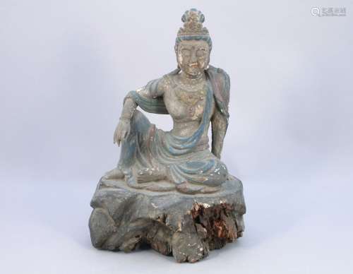 中国 - 现代多色木雕观音像，坐在岩石上，头发上饰有花纹头饰。   高39.5，宽26，深16.5厘米。(失踪)