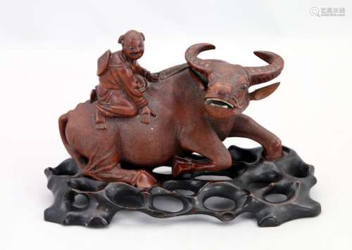 中国--20世纪  伍德集团，儿童在卧水牛上。玻璃珠中的水牛和孩子的眼睛，骨子里的水牛的牙齿。   高度12.5，长度21，宽度10厘米。镂空木质底座：总高16厘米。