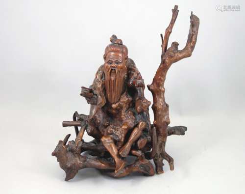 中国--20世纪  雕花木雕像，描绘了一个手持双葫芦的坐着的学者，眼睛镶嵌着。  高度，42厘米。(事故、修复、裂缝)