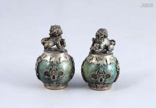 中国--20世纪  两个绿色的蛇形球组成的两个甲骨文，用金属制成，饰以龙，上面有坐着的狮子。   高度7厘米。