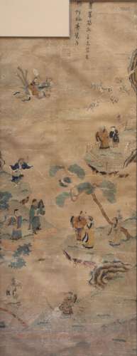 中国-18世纪  在未漂白的丝绢上绣花和聚色油墨，代表八位道教仙人庆祝西王母诞辰。右上角是一首诗和两枚邮票（清碧斋、胡图）。顾家的刺绣。  高度尺寸：高度112，宽度42厘米。(折子、黄绢、缺失、修复)玻璃下装裱。  自16世纪以来，顾氏家族就以刺绣的优良品质而闻名。