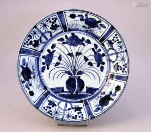 日本-江户时代（1603-1868），18世纪。  瓷平底，中间花瓶下有蓝色装饰，器翼上饰有花卉和贮藏室的造型植物。   直径30.3厘米。