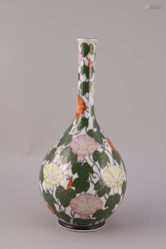 日本 - 明治时期（1868-1912）。  瓷胎多色珐琅彩花瓶，饰以花叶纹。背面有深川的标记。   高度，31厘米。