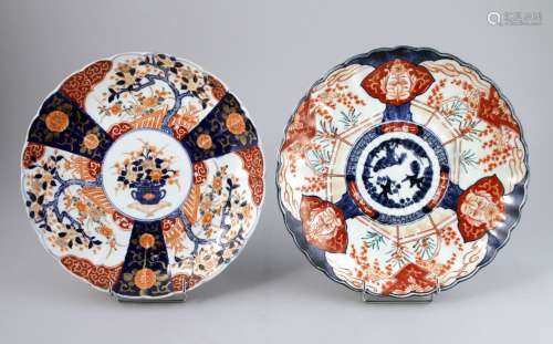日本, Imari - 20 c.  两件伊玛利亚瓷器多裂纹盘，上面印有花筒和花篮的装饰。   直径30.5厘米。