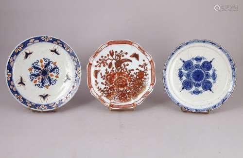 日本 19 c.- 二十世纪瓷器中的三个位置：--一个蓝白色的PLATE，中间装饰着一个玫瑰花。直径22厘米。(裂纹和修复) - 饰有莲座和昆虫的盘子。  直径22.5厘米。多裂边花鸟金红装饰的花瓶。  直径21厘米。