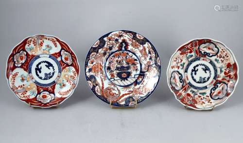 日本 19 c.- 二十世纪  瓷器中的三个地方的会议：--两个有伊玛里装饰的地方。19世纪  直径22厘米（其中一个边框上有碎片）。  - 藍色背景的伊瑪麗花瓶裝飾盤。二十世纪  直径23厘米。