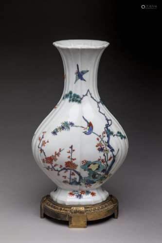 日本 - 瓷器中的KAKIEMON花瓶，近颈处有两只落地鸡，鸡与腹相连，近底处有狐狸。  总高度31.5厘米。(钻孔并安装在镀金青铜上)