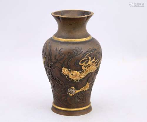 日本-明治时期（1868-1912）。  青铜小花瓶，有棕色的铜锈，多罗布泊的颈部，有凿刻的装饰，浅浮雕的龙在汹涌的波涛中抓住珍珠。   高度18.5厘米。(脚下有小缺)