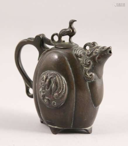 日本-19世纪  青铜小滴台，出水口为麒麟形，盖子的手柄为麒麟形。  高度7厘米。