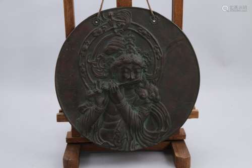 日本-20世纪  青铜环形盘，浮雕观音吹笛图。   直径32厘米。