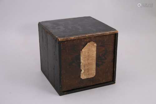日本 - 明治时期（1868-1912）。  NECESSAR由4个黑漆盒子组成，盒子上装饰着金和红漆的平木绘，并有枫叶。在一个桧木盒子里。  最小的箱子：高5，长17，深8.5厘米。  盒子：高12，长17，深8.5厘米。  清酒盒：高4.5，长17，深17厘米。小事故）。