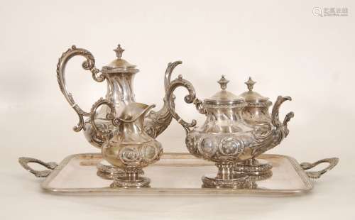 咖啡茶具，包括咖啡壶、茶壶、糖碗和奶壶。银质，拳头，路易十六风格。毛重/重量：+- 2570克。