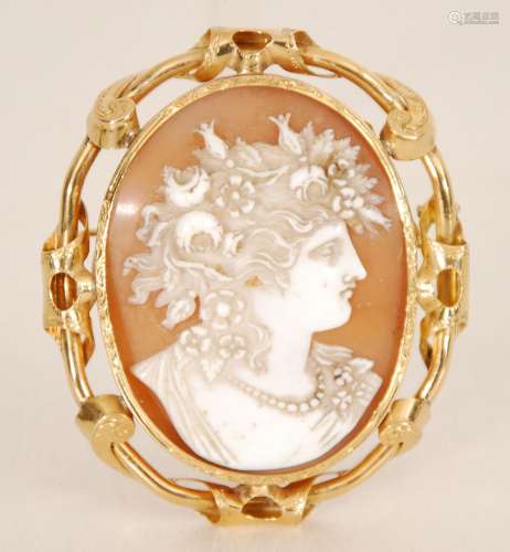 浮雕胸针，展示了一个年轻女子的头像，上面有花，镶嵌在黄金上。拿破仑三世6 x 5 cm；重量/gewicht/重量：0.24 g。