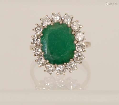 戒指白金；镶嵌一颗约1.7克拉的祖母绿，共十四颗约4克拉的明亮宝石。