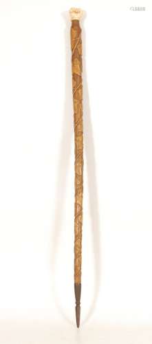 拐杖海象象牙柄，形如手掌。匆匆忙忙的雕着藤叶。法国，约1900-1910。L. 92,5 cm.