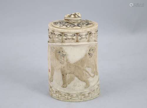 日本-明治时期（1868-1912）。  封面象牙盒上雕有一对狮子，周围是龇牙咧嘴的面具。  高度，16厘米。重量360.3克。