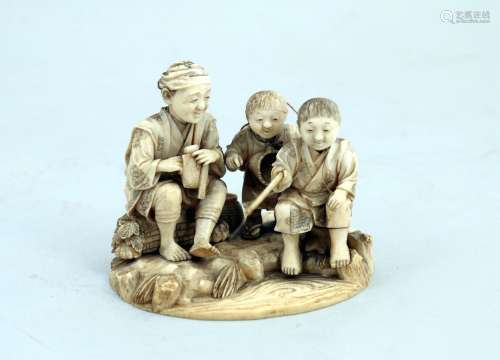 日本 - 明治时期（1868-1912）。象牙OKIMONO，一位老人和两个孩子在河边钓鱼。  反面刻有