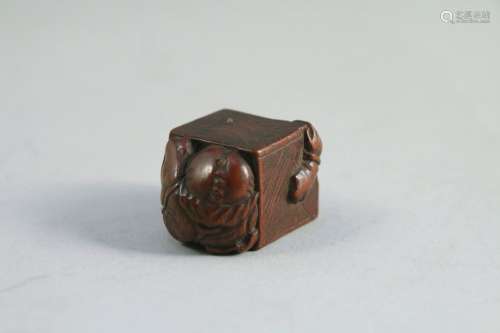 日本-19世纪  盒木网讯，展示了一个躲在盒子里的欧尼。镶嵌小金角。签名 正津沽 高度 3,4 cm.  骹：代表坐着的狗的木雕网状物。高3.6厘米（多色的痕迹）。