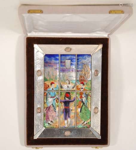 一套六件珐琅彩盘，表现民俗场景。银框(?)上镶有六颗粉红色凸圆形宝石。西班牙作品，1960年代。35.5 x 25 cm。