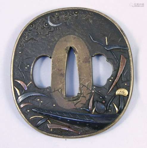 日本-19世纪  月下芦苇丛中的小船的津波长丸GATA，镶嵌着涩一的装饰，金铜和苏卡。   高度：6.8厘米