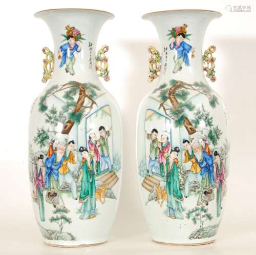 一对双柄巴拉斯特花瓶，市场景物、花篮及题字的聚彩装饰。中国(轻型碎片)。高57.5厘米。