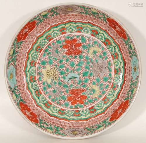 深盘，花蕊的聚彩装饰，称为武彩。中国，清（琴）。直径33厘米。