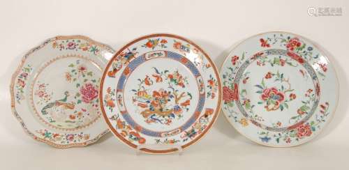 一套三个盘子，玫瑰科的珐琅彩装饰。中国，18世纪（一个有碎片和缺口）。