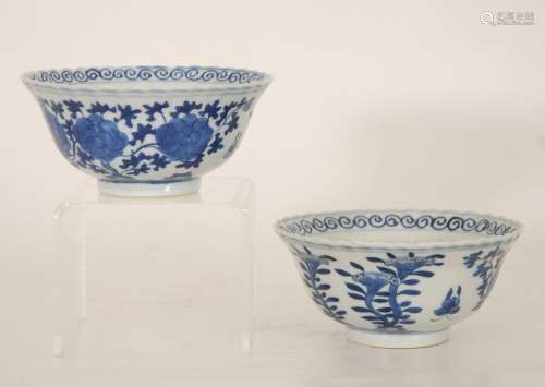 一对碗，蓝色装饰的花蕊。中国，嘉庆，四字印。，直径14.5厘米。