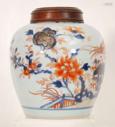 姜壶，蓝色、铁红色、金色装饰的花枝鸟。中国，19世纪（烧制缺陷）。雕花木盖。高24厘米。