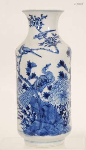 圆柱形花瓶，蓝色的花枝花鸟装饰。中国，19世纪，印有四个字。高26厘米。