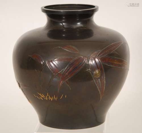 球形花瓶，浮雕装饰竹子和蜗牛。青铜锈迹。日本，品牌。高16.5厘米。