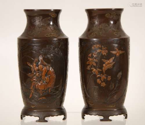 一对花瓶，浮雕装饰在储备的花枝上，有鸟和人物。斑驳的青铜。日本，明治时期，有标记。高17厘米。