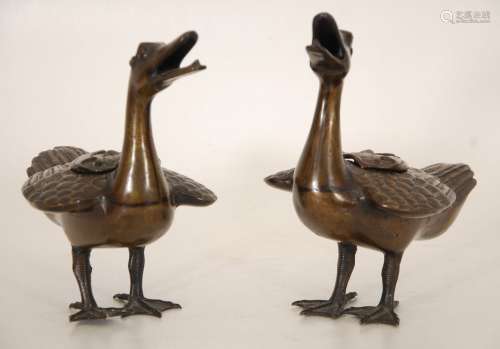 一对仙人掌，代表鸭子。青铜锈迹。日本，18-19世纪。高21.5厘米。
