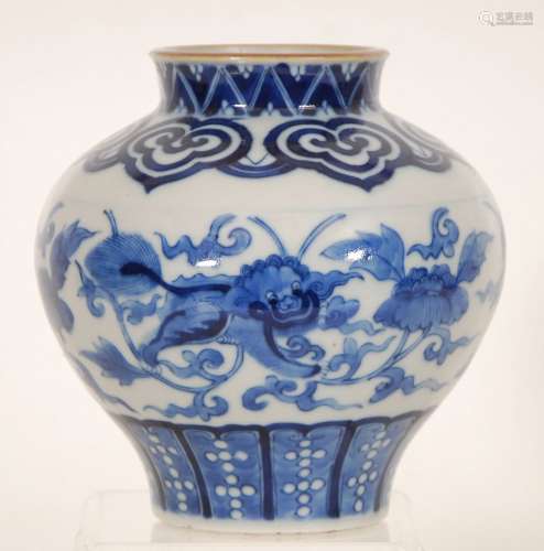 球花瓶蓝色装饰的狗的福。日本。H；14.5厘米。