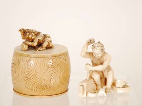 Lot-Netsuke以木匠为特色。雕刻象牙，日本，标。小的有盖桶，有魔鬼形状的盖卡。象牙，日本，有标记。高4.5厘米和6厘米。