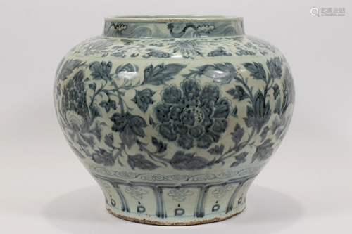 CHINESE MING-STYLE BLUE AND WHITE PORCELAIN JAR, H 13