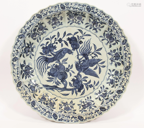 CHINESE MING-STYLE BLUE AND WHITE PORCELAIN CHARGER,