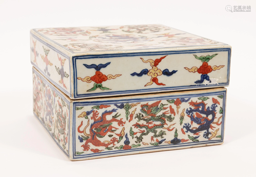 CHINESE MING-STYLE WUCAI PORCELAIN BOX, H 4.5