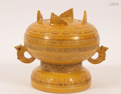 CHINESE CEREMONIAL PORCELAIN COVERED VESSEL, H 7